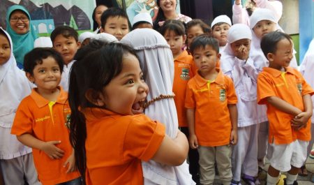 Sekolah antar budaya mentari sehingga sekolah pertama menerapkan pendidikan positif