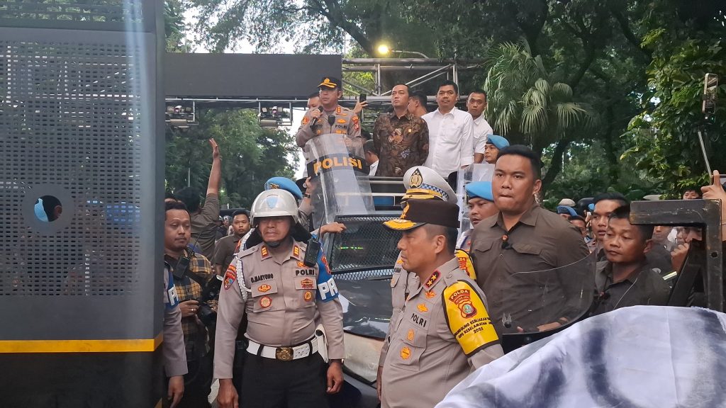 Sekretaris Negara menjanjikan untuk mempelajari tuntutan aksi demo Indonesia