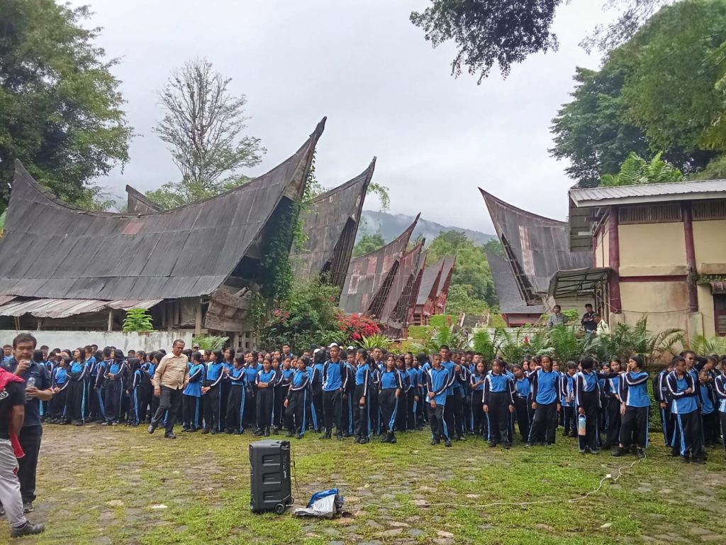 Semangat kebersamaan dan pendidikan sejarah berjalan santai di monumen di Pandjaitan