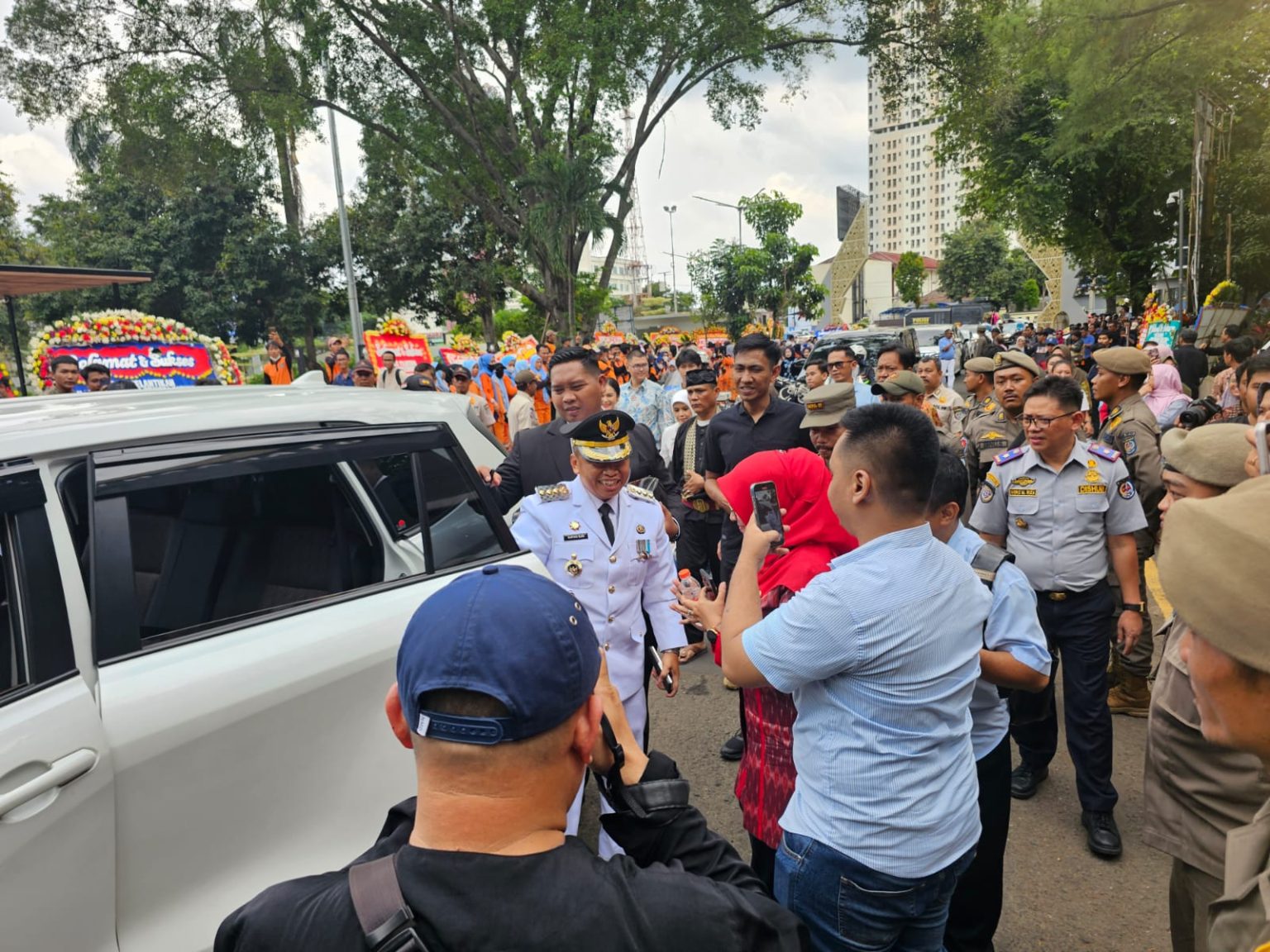 Setelah diresmikan, Supian Suri-Chandra Rahmansyah disambut oleh ribuan penduduk dan ASN di Balai Kota