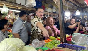 Sidak Pasar Tomang Barat, anggota Jakarta DPRD menemukan harga beras untuk dijual bukan menurut HET