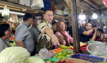 Sidak Pasar Tomang Barat, anggota Jakarta DPRD menemukan harga beras untuk dijual bukan menurut HET