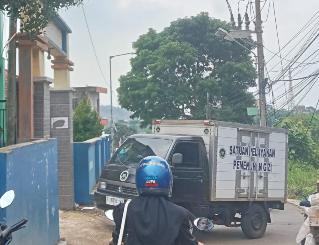 Sma Negeri Jatinangor menolak makanan gratis karena basi