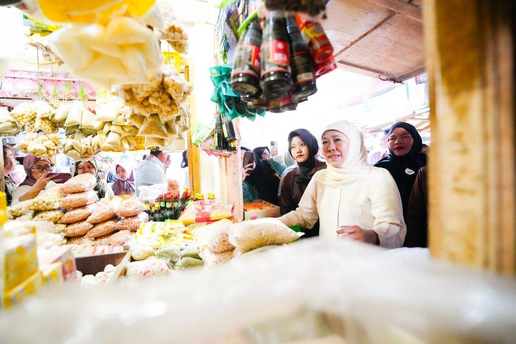 Stok makanan yang berlimpah, khofifah mendesak orang untuk tidak membeli panik