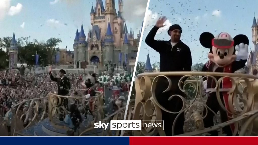 Super Bowl MVP Hurts merayakan kemenangan dengan Disney World Singalong!