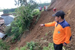 Tanah longsor menghancurkan rumah -rumah penduduk Pacitan