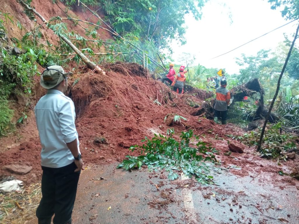 Tanah longsor, menghubungkan jalan 2 desa di Ciamis terkubur