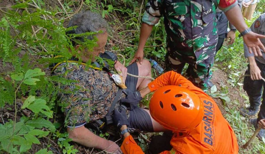 Tim SAR bersama menyelamatkan orang asing Prancis yang jatuh ke tebing 8 meter