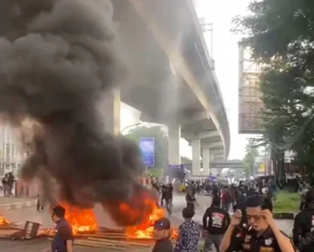 Tolak pelaksanaan tanah di Makassar, ribuan massa bentrok dengan polisi