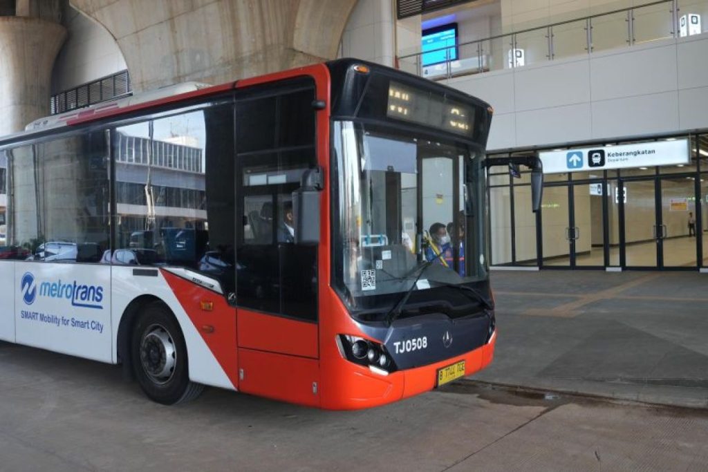 Transjakarta akan menempatkan petugas di persimpangan kereta