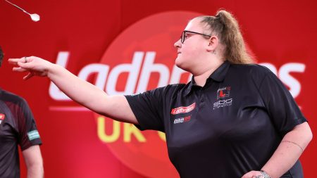 UK Open Darts Live! Ikuti semua aksi di Minehead dengan Littler, MVG, Humphries