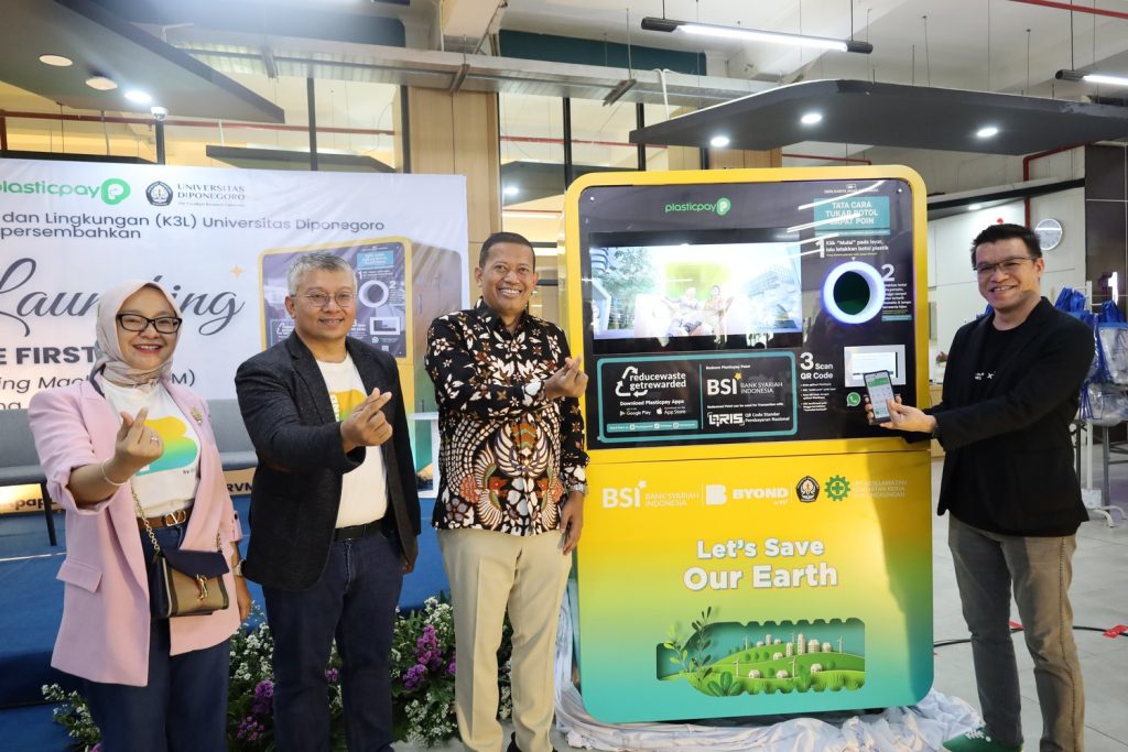 Undip menyajikan pertukaran mesin vending terbalik dari botol plastik dengan uang.