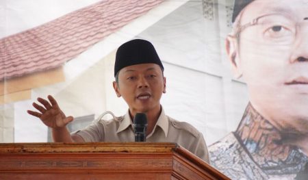 Wamendikdasmen Fajarismu membangun sekolah setelah gempa bumi di Bandung Kabupaten