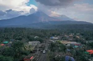 Warga di sekitar pria Gunung Lewotobi diminta waspada terhadap lava banjir saat hujan