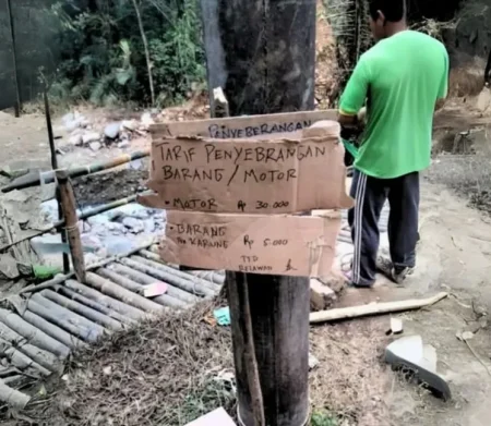 Warga yang terkena bencana di Pekalongan dikenakan biaya di seluruh jembatan darurat