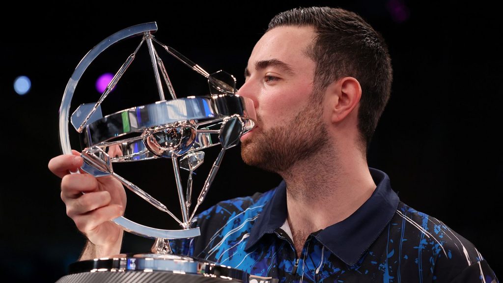 Winmau World Masters: Luke Humphries memenangkan gelar dalam memutuskan kaki setelah menangkis Fightback Jonny Clayton yang menakjubkan | Berita Darts