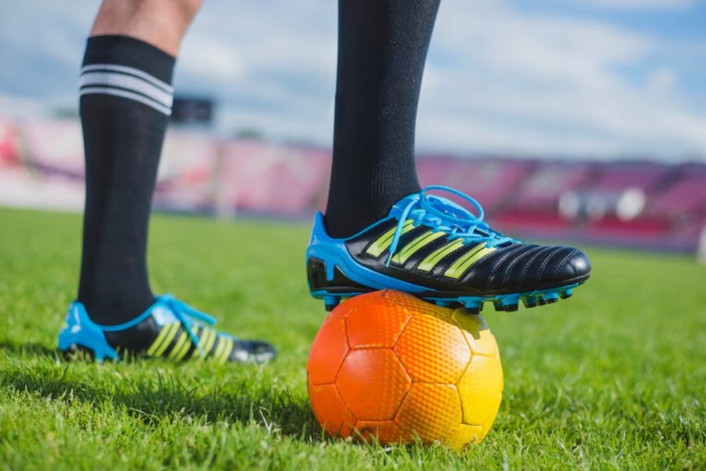 14 Rekomendasi untuk sepatu sepak bola untuk sepak bola mini, cocok di rumput sintetis