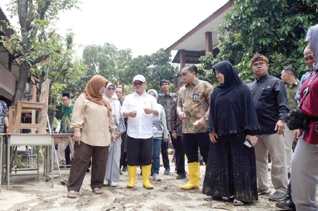 Menteri Pendidikan dan Dikdasmen memberikan bantuan dana untuk sekolah dan siswa yang terkena dampak banjir