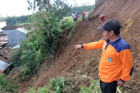 2 warga Manado tewas dimakamkan oleh tanah longsor