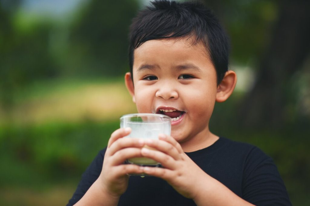 Air dan susu, minuman sehat untuk nutrisi anak Anda