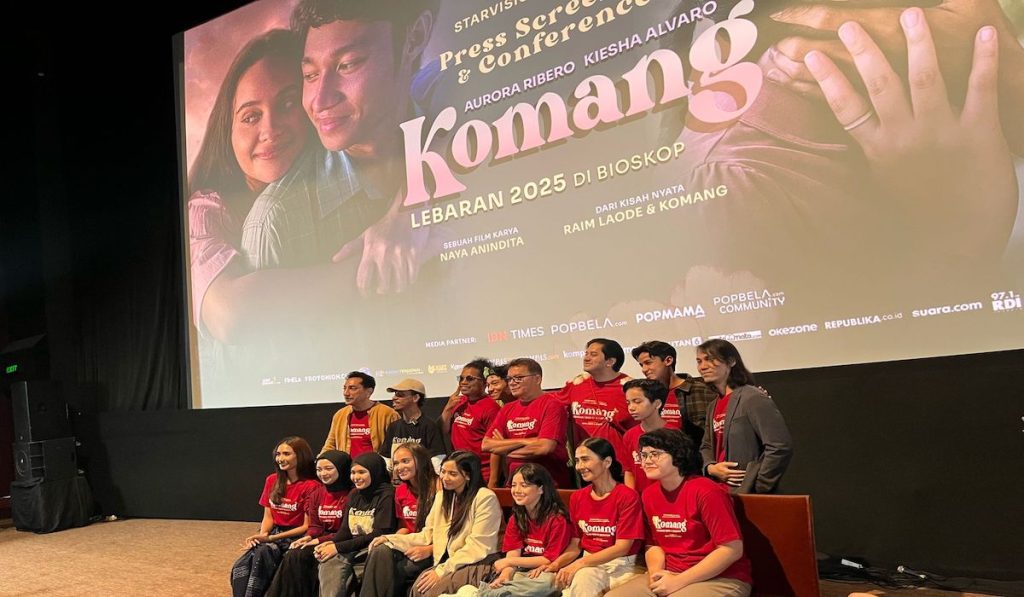 Aired Lebaran 2025, film Komang mengangkat kisah perjalanan cinta Raim Laode