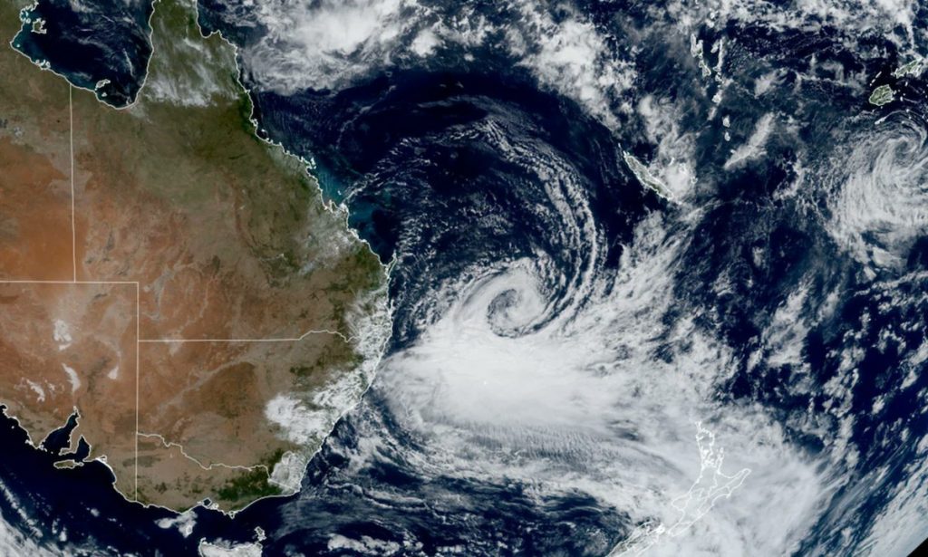 Alfred Cyclone mendekati gelombang besar di Gold Coast, evakuasi massa dimulai