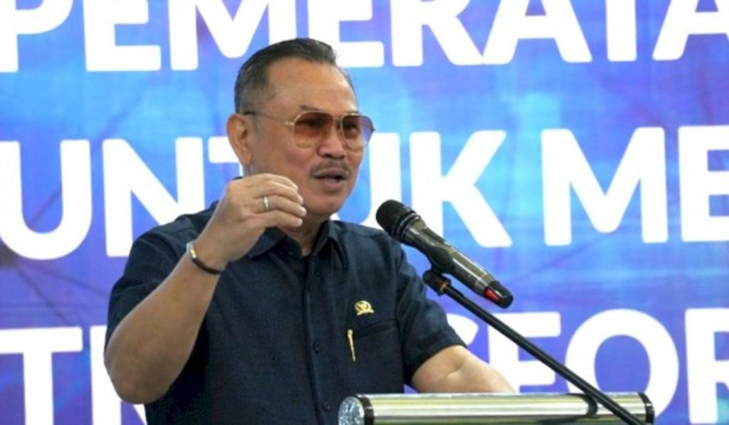 Anggota Komisi Dewan Perwakilan Rakyat Saya meminta proposal untuk usia pensiun tentara TNI untuk ditinjau