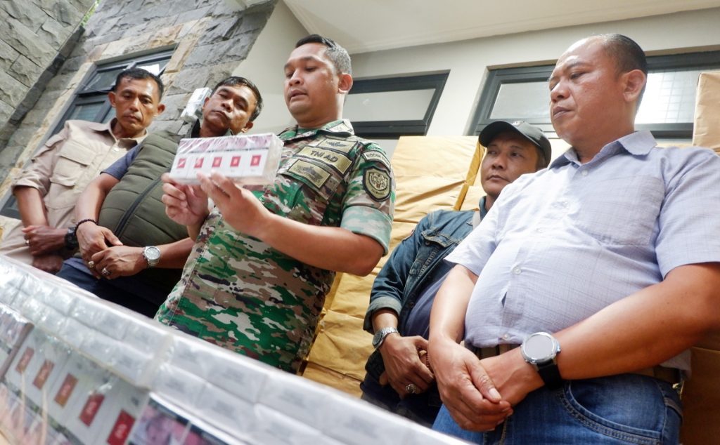 Anggota TNI menyita ribuan paket rokok ilegal di Cianjur, 5 pelaku ditangkap