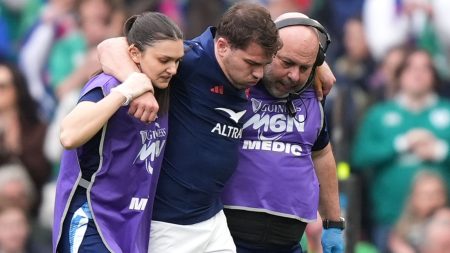 Antoine DuPont: Prancis Skipper menegaskan bahwa ia pecah ligamen cruciate di lututnya di enam negara menang melawan Irlandia di Dublin | Berita Rugby Union