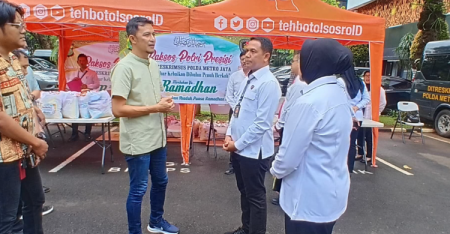 Awal Ramadhan Ditreskrimsus Metro Regional Polisi Menyebarkan Ratusan Paket Makanan Dasar