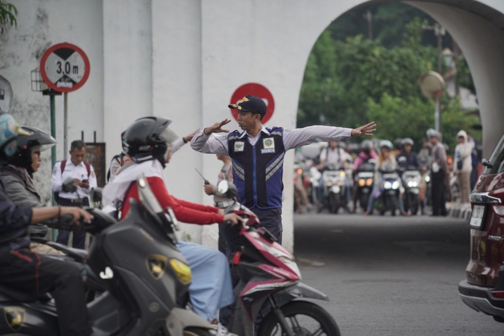 Badan Transportasi DIY untuk uji coba pengaturan lalu lintas melalui Plengkung Gading