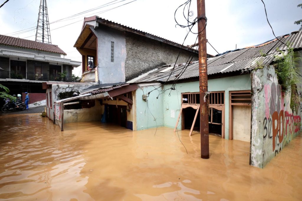 Banjir Bekasi dengan permukaan air 1,2 meter karena lusinan mobil di rumah toko Grand Galaxy City dibanjiri