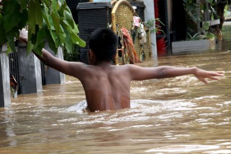 Banjir bekasi, karena pondok gede permai terendam 4 meter, akses jalan terputus