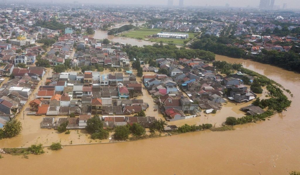 Banjir memasuki Bekasi Mall, pengunjung berlari tersebar