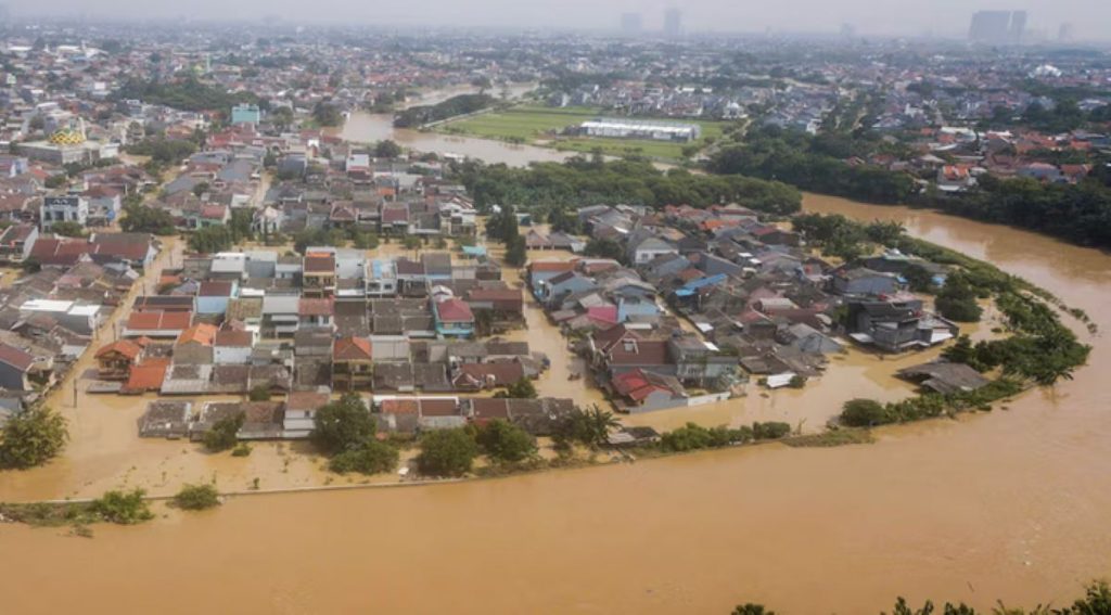 Bantu penduduk Bekasi Banjir, Pemerintah Provinsi DKI Jakarta bekerja sama Bank Regional Kirim 7 ton beras