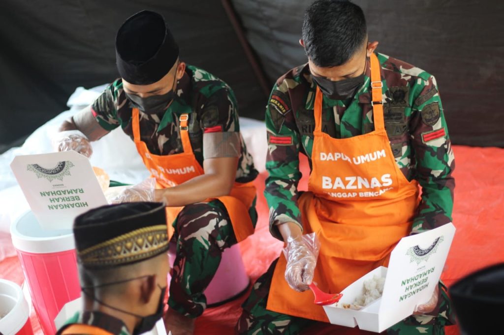 Baznas dengan yonif 201jy membagikan 3000 hidangan berkat ramadhan di jakarta timur