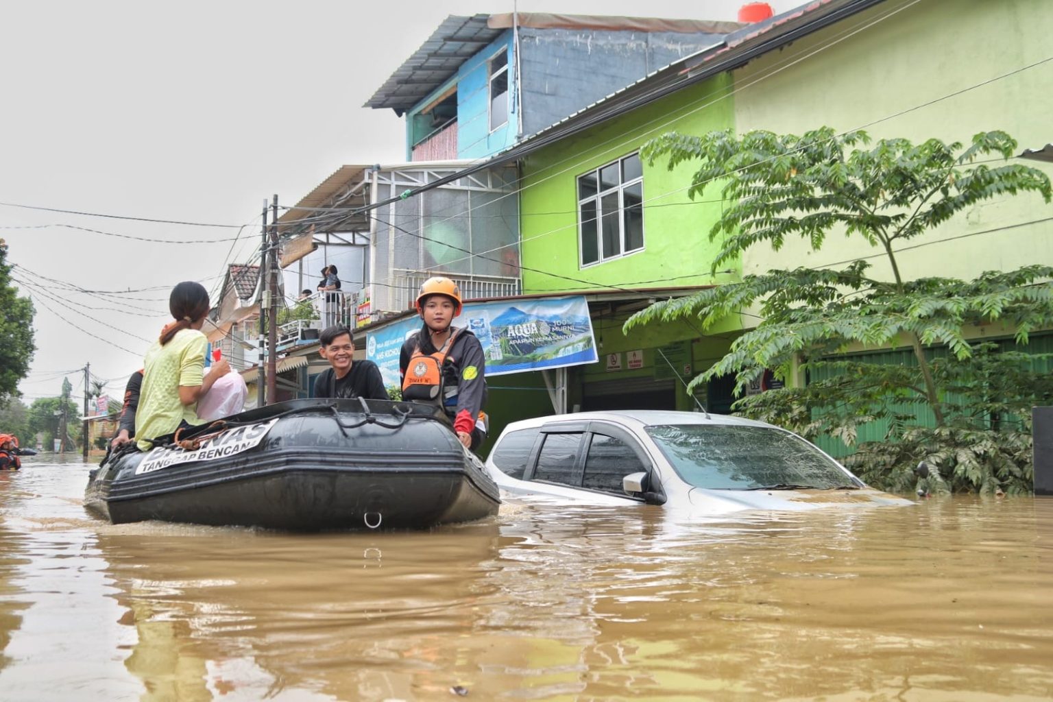 Baznas membantu mengevakuasi korban banjir di Jakarta dan Bekasi