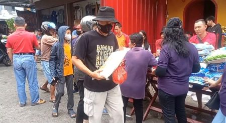 Berkat Ramadhan, Kuil Tertua di Pangkalpinang Berbagi Ribuan Paket Makanan