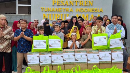 Berkat Ramadhan, keindahan berbagi dengan orang buta di Babel