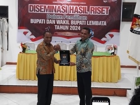 Berkontribusi pada keberhasilan pemilihan, KPU Lembata memberikan penghargaan kepada 7 lembaga