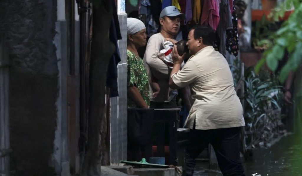 Bertemu Prabowo, seorang penduduk Tambun dari korban banjir bekasi yang berulang kali dalam 2 minggu