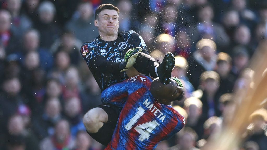 Cedera Jean-Philippe Mateta: FA mengajukan klaim untuk larangan yang lebih lama untuk tantangan oleh kiper Millwall Liam Roberts di Crystal Palace Forward | Berita sepak bola