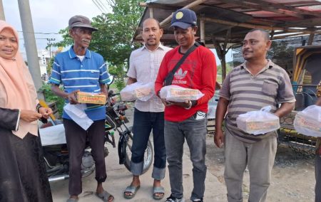 DWP dari Kementerian Agama Pidie Aceh mendistribusikan Takjil BREAKING FAST