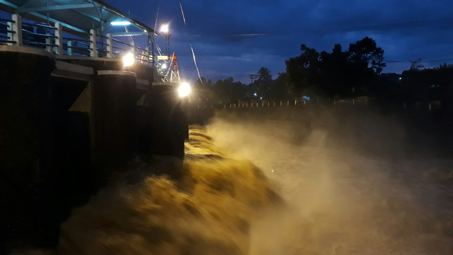 Dam Katulampa Standby 1 penduduk Jakarta, Depok dan Bogor diminta waspada untuk membanjiri trek