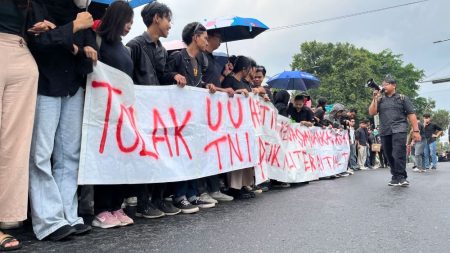 Demo Menolak Hukum TNI, Siswa Purwokerto menyebarkan kotoran sapi di depan gerbang Kodim