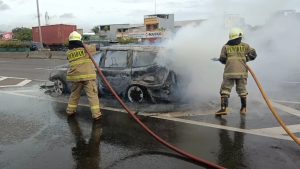 Diduga Sirkuit Pendek Listrik, sebuah mobil terbakar di jalan tol Gedong Panjang