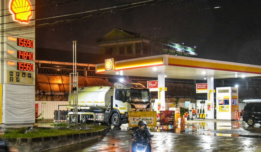 Diserang oleh publik setelah kasus Oplosan Pertama, harga Shell Super dan Shell V-Power naik pada Maret 2025