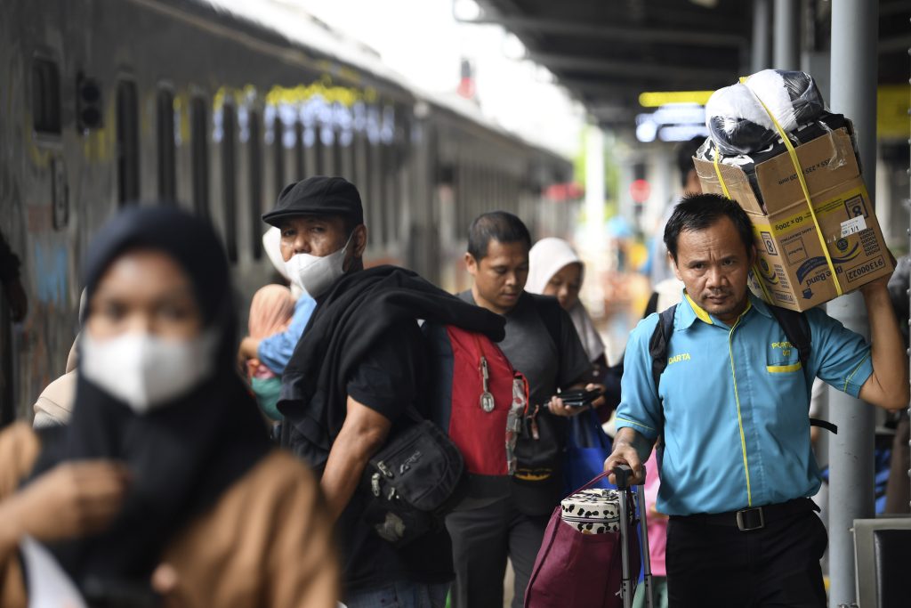 Ditutup karena banjir, operasi teknik kai di kereta api stasiun gubug stasiun karangjati