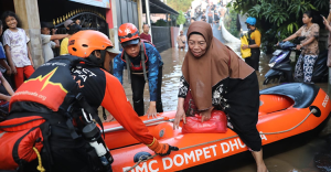 Evakuasi Penduduk Jaktim BPBD menurunkan lima kapal karet