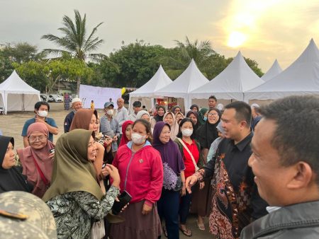 Festival Ramadhan 2025, Generasi Muda Grib Jaya memegang makanan makanan murah dan Bazaar MsMe